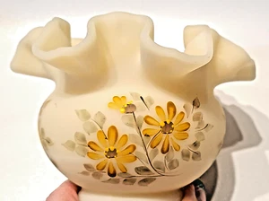 Vtg FENTON GLASS RUFFLED SATIN CUSTARD SIGNED VASE DAISIES  GLOW Jackie Delancey - Picture 1 of 9