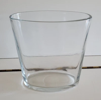 Jarrón rectangular de vidrio transparente bordes redondeados 6,25 por 5,5 por 3 pulgadas Foto 1 de 4