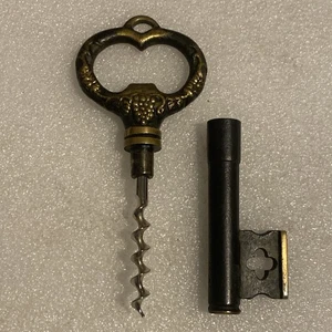 VECCHIO CAVATAPPI BULGARO BELLA FORMA CHIAVE NASCOSTO OTTONE MASSICCIO VINO BIRRA APRI - Foto 1 di 9