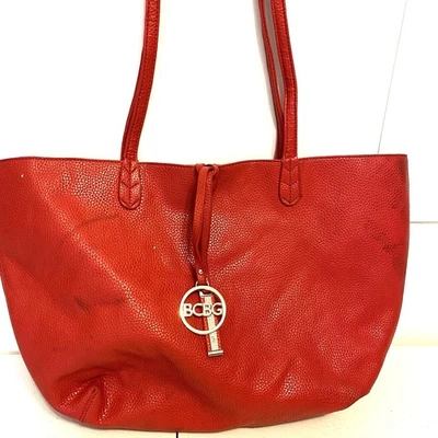 BCBG Bolso de Hombro de Cuero Rojo Viaje a Playa Y2K 2000s Tono Dorado Logo Elegante Boho Foto 1 de 4