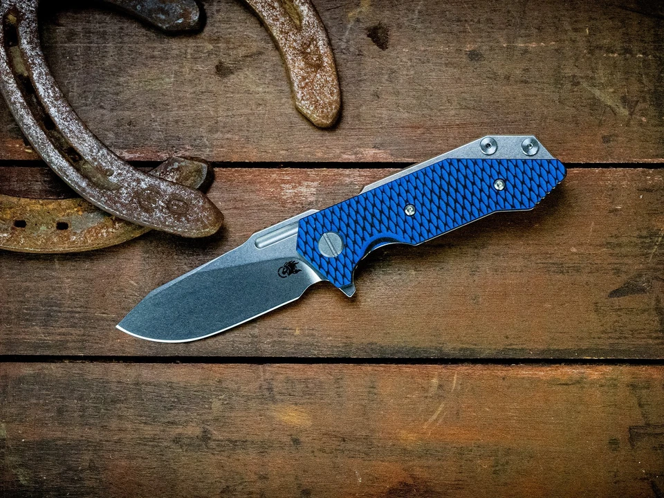 CUCHILLOS RICK HINDERER EE. UU. MEDIA PISTA AZUL/NEGRO G10 ACABADO LAVADO A PIEDRA ALETA Foto 1 de 2