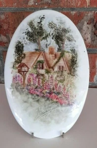OVAL PLAQUE..ENGLISH COUNTRY COTTAGE ..VINTAGE PORCELAIN h/painted&signed - Foto 1 di 4