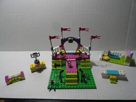 LEGO # 3942 - FRIENDS - HEARTLAKE DOG SHOW  - 2012  RETIRED - 99 % COMPLETE