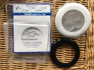 Luz de cortesía LED roja de 3" con biseles blancos y negros Montaje en orificios de 2" Hella - Imagen 1 de 5