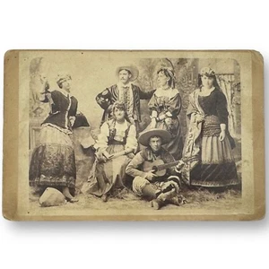 Fotografía de actores montada en tablero de 1886 en el escenario en una obra de teatro - Imagen 1 de 2