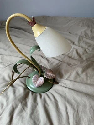 Vintage Retro verzierte 80er Jahre Tole Tulpe Floral Nachttischlampe Leuchte - Bild 1 von 4