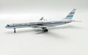1:200 IF200 Argentina - Air Force Boeing 757-23A T-01  w/stand - Picture 1 of 4