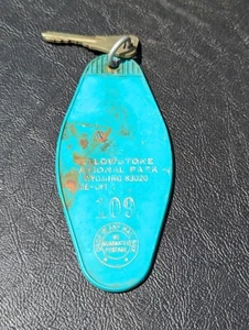 VINTAGE YELLOWSTONE PARK TEAL PLASTIC HOTEL FOB WITH KEY - Picture 1 of 2