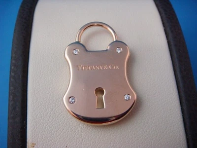 AUTÉNTICO COLGANTE TIFFANY&CO EMBLEMA CERRADURA ORO ROSA MACIZO 18 KT Y DIAMANTES 12,3 G Foto 1 de 4