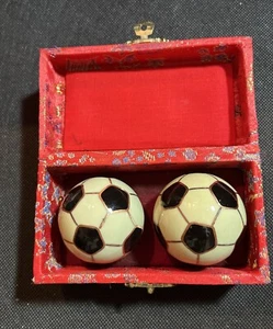 Par De Colección Shouxing Baoding Pelota de Hierro Dirección Medicina Carillón Balones de Fútbol Estuche - Imagen 1 de 5