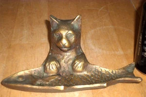 KITTY CAT HOLDING A LARGE FISH, [3-D] BRASS ASHTRAY / COIN DISH, #1960's yrs. - Picture 1 of 9