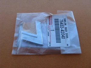 96 97 98 99 00 01 02 03 04 05 TOYOTA RAV4 L REAR EMBLEM LOGO BADGE SYMBOL A30676 - Picture 1 of 3
