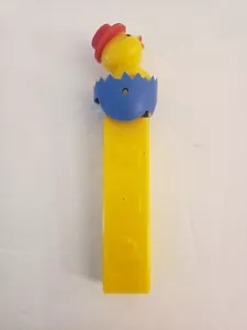 PEZ Dispenser Vintage No Feet Chick With Hat Egg Made In Austria Easter Yellow - Picture 1 of 7