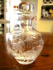 BEAUTIFUL SIGNED 'STUART' CRYSTAL ETCHED FLORAL & LEAVES PERFUME BOTTLE MINT - Picture 1 of 12