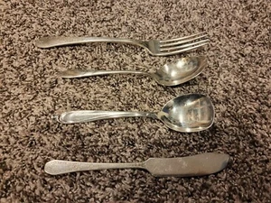 Versilbertes Set 2 Löffel, 1 Gabel und 1 Buttermesser Gemeinschaftsplatte und andere - Bild 1 von 11