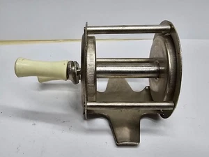 Vintage Unbranded Bait Casting Fishing Reel Small Metal Made in Japan - Picture 1 of 8