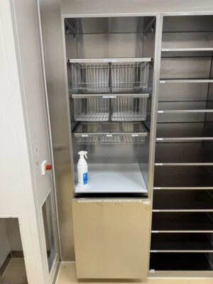 Reinraum Vorratsschrank 60x60x210 cm Edelstahl mit Abfallbehälter - Bild 1 von 4