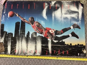 MICHAEL JORDAN BULLS AERIAL ASSAULT 1992 VINTAGE ORIG NBA POSTER 23 X 35 Used - Picture 1 of 16