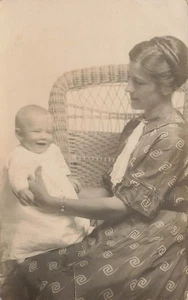 FOTO REAL BEBÉ FELIZ EN LA VUELTA DE MAMÁ BONITA c1910 FOTO REAL POSTAL 091025 U - Imagen 1 de 2