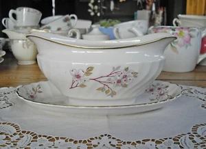 Vintage Syrakus Porzellan RHAPSODY weiß Wirbel rosa Blumen Sauciere ~ - Bild 1 von 7