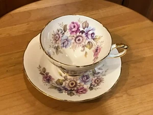 Taza y platillo Royal Sutherland HM England púrpura rosa amarillo flores - Imagen 1 de 8