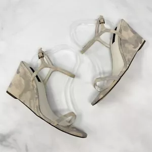 NEU Anthropologie Camouflage Wildleder Leder minimalistische Sandale Keilabsatz 90er 10 109 $ - Bild 1 von 10