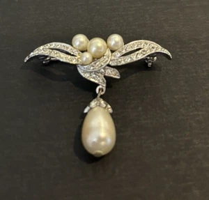 Vintage Costume Jewelry Rhinestone And Pearl Brooch /Pin - Picture 1 of 10