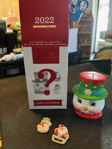 Hallmark 2022 Keepsake Club Ornament KEKSDOSE ÜBERRASCHUNG rot/traditionell süß!! - Bild 1 von 3