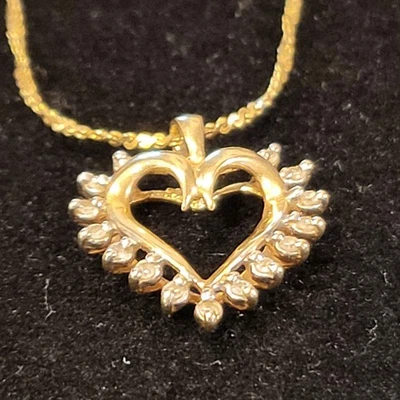 Vintage 10 Karat Gold & Genuine Diamond Heart Pendant Necklace - Image 1 of 4