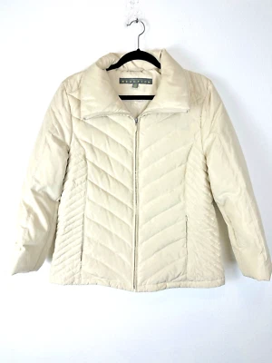 Chaqueta acolchada acolchada con cremallera acolchada con plumón crema L de Kenneth Cole Reaction para mujer Foto 1 de 4