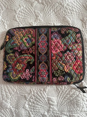Funda para portátil Vera Bradley “SYMPHONY IN HUE” 17”, NUEVA CON ETIQUETAS. + Estuche Marching Tech. Foto 1 de 4