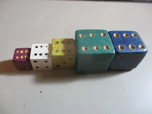 5 Vintage Dice - Various sizes 8mm to 15mm square approximately - 4 are wooden - Foto 1 di 4