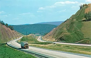POSTAL DE TRACTOR DE PLATAFORMA DEL CONDADO I-80 KEYSTONE SHORTWAY PENNSYLVANIA CENTRO MONTAÑA - Imagen 1 de 2