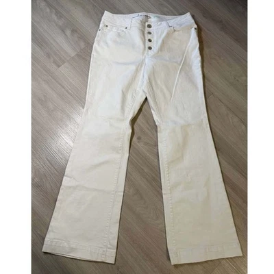 Pantalones de mezclilla para mujer INC International Concepts blancos acampanados calce curvilíneo botón mosca Foto 1 de 4