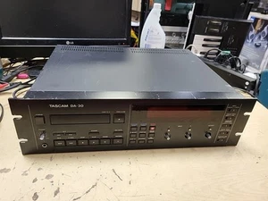 TASCAM DA-30 DAT, Tape Deck Audio Digitale - 100% Ricambi o Riparazioni non testati - Foto 1 di 15