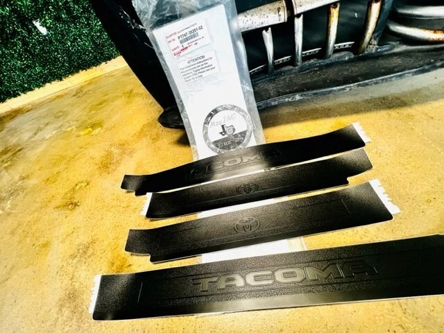 (1) Protectores de umbral de puerta OEM Toyota Tacoma DOBLE CABINA 2016-2022 PT747-35201-02 Foto 1 de 4