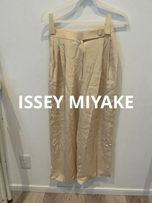 PANTALONES DE PIERNA ANCHA ISSEY MIYAKE BEIGE SEDA USADOS BUENOS Foto 1 de 4
