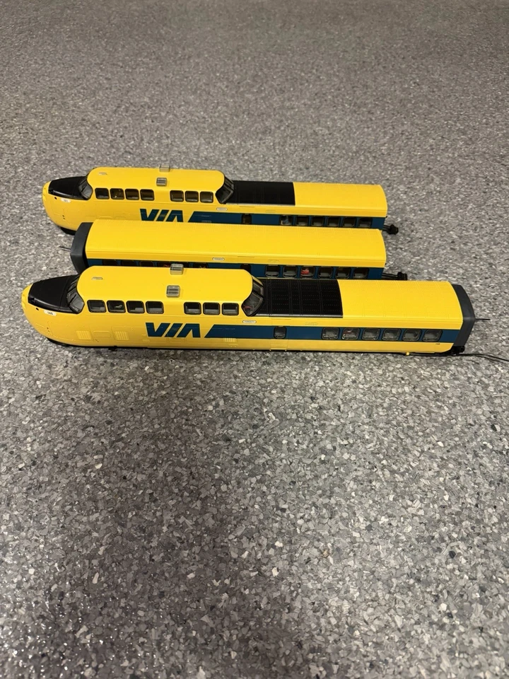 MTH RailKing VIA TurboTrain 3-Car Set O Gauge Excellent Condition - Image 1 of 4