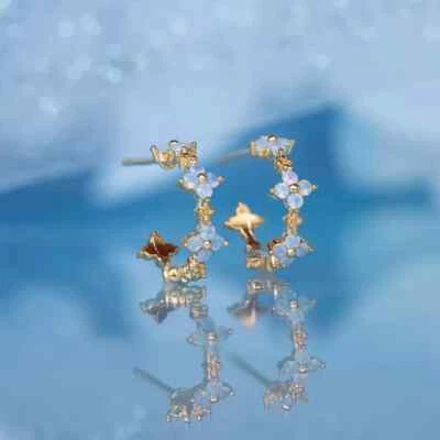 Delicados pendientes de aro Huggie de plata enchapados en oro de 14 quilates con flor de hiedra y ópalo azul Foto 1 de 4