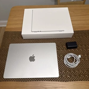 Apple MacBook Air 2022 13" (256GB SSD, M2 8-core, 8GB) Laptop - Black - (A2681) - Afbeelding 1 van 10