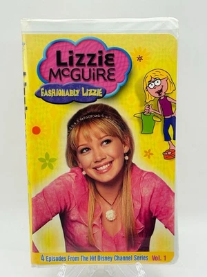 Lizzie McGuire Fashionably Lizzie VHS 2003 Disney Clamshell Y2K Nostalgia Raro Foto 1 de 4