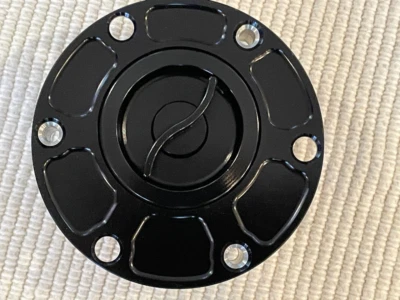 Tapón de gasolina tanque de combustible ventilado bloqueo rápido Triumph 600 675 800 955 1050 NEGRO Foto 1 de 4