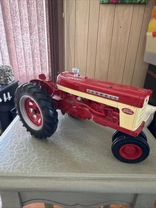 Ertl IH Farmall 460 Tractor made USA 1958 1/16 IH-408-FH-G - Picture 1 of 9