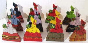 Lote de 12 servilleteros pequeños de madera de tamaño individual con figura para dama todos diferentes - Imagen 1 de 14