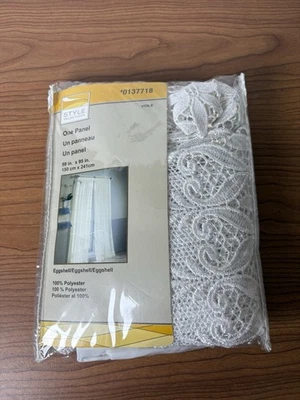 Cortina de ventana de encaje con cáscara de huevo de un panel Style Selections Foto 1 de 2