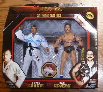 Figura de acción firmada por Dan Severn & Royce Gracie Jakks Pacific UFC 4 Legends 2010 Foto 1 de 4