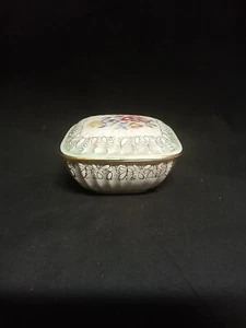 Vintage Dresdner Porzellan quadratische Schmuckschatulle, grüne Kanten, Goldakzente und Blumen - Bild 1 von 10