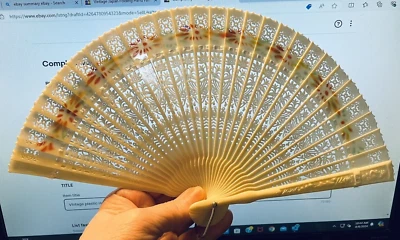 Abanico de mano de plástico vintage pequeño plegable beige marfil seda cinta Foto 1 de 4