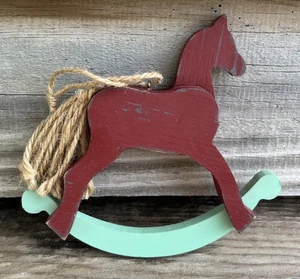 Cavallo a dondolo natalizio country ornamento spago coda e gancio 5,5”x5,5” rustico - Foto 1 di 3