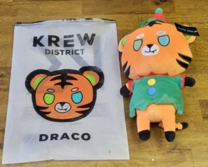 Edición Limitada Krew District Draco Naranja Peluche en Traje de Elfo, Nuevo - Imagen 1 de 5